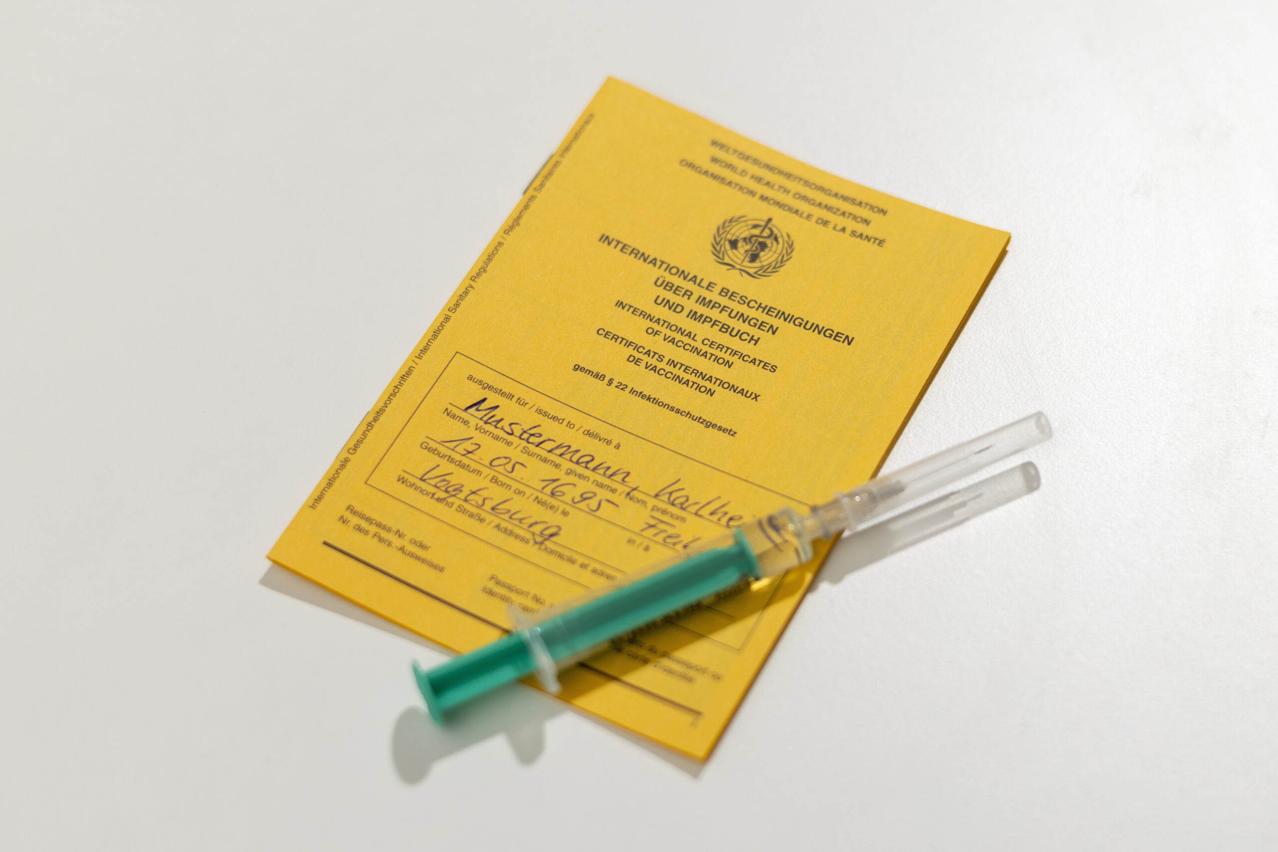 Arzt misst Bludruck bei einem Patienten